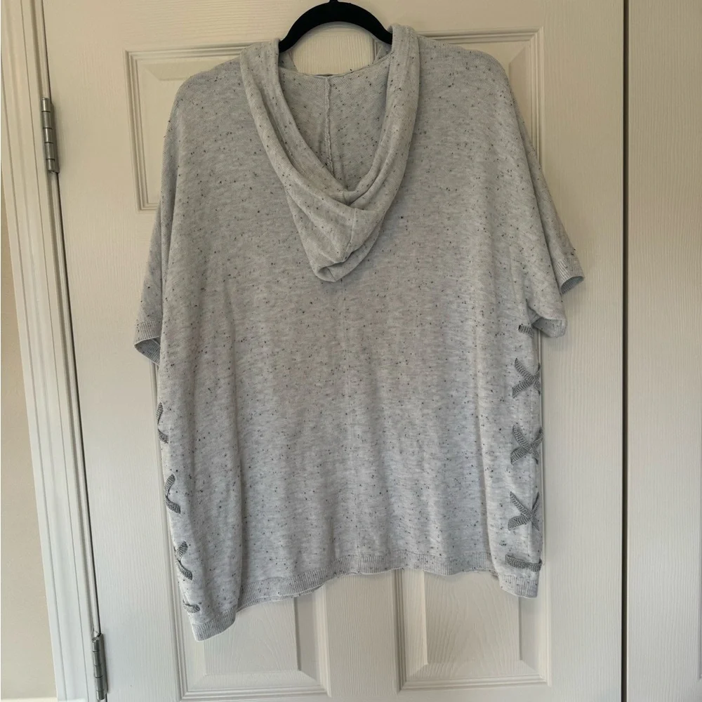 Cabi In Stitches Gray Hooded Specked Short Sleeve Sweater Small